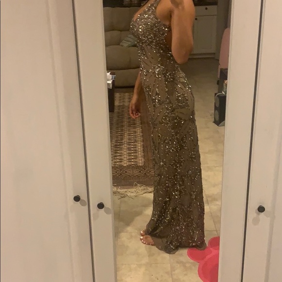 Adrianna Papell Live from the E! Red Carpet Gown - Picture 4 of 6